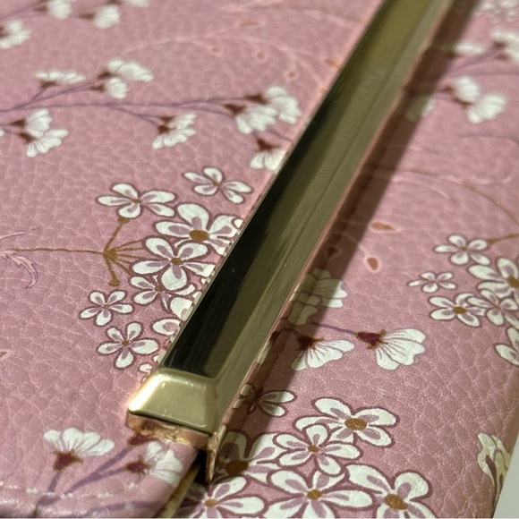 STEVE MADDEN BLUSH WILD FLOWERS DESIGN WALLET - Picture 7 of 15